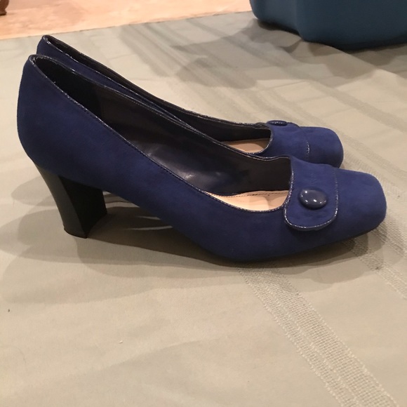 NWOT Croft & Barrow blue suede button shoes - Picture 2 of 5